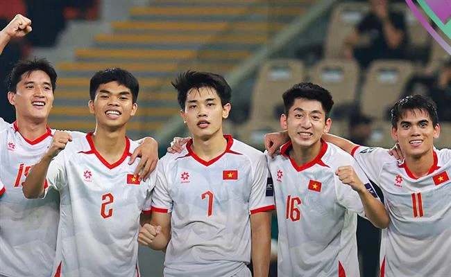 Bóng đá trên sân cỏ xanh, biểu tượng của cá cược bóng đá b66 bet